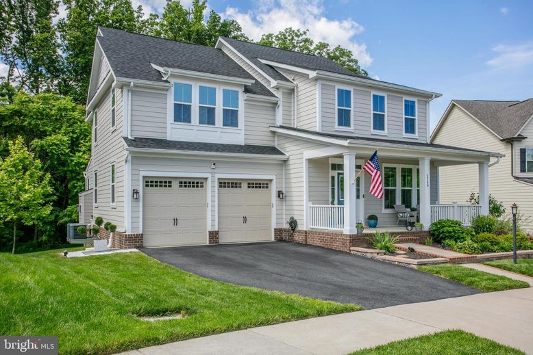 Attached, Exterior, Facade, Farmhouse