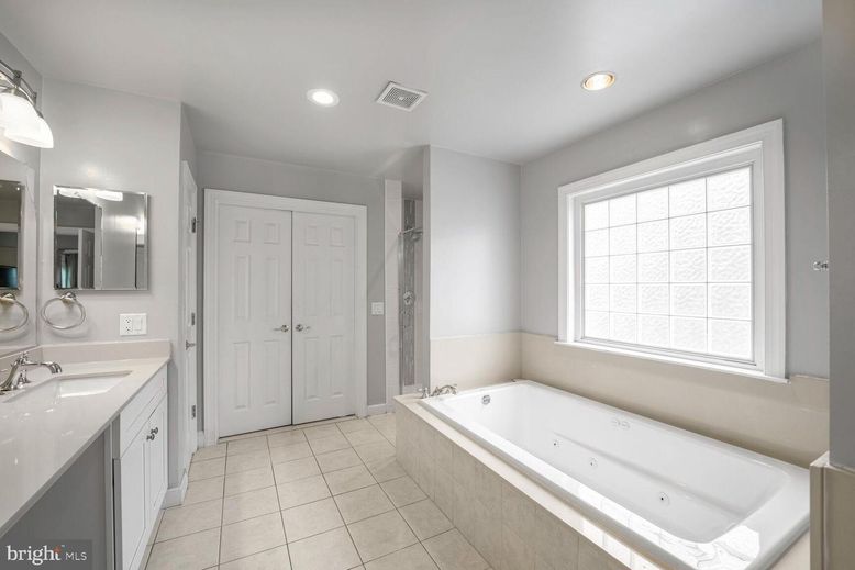 Bathroom, Dual Sink Vanities, Interior, Recessed Lighting