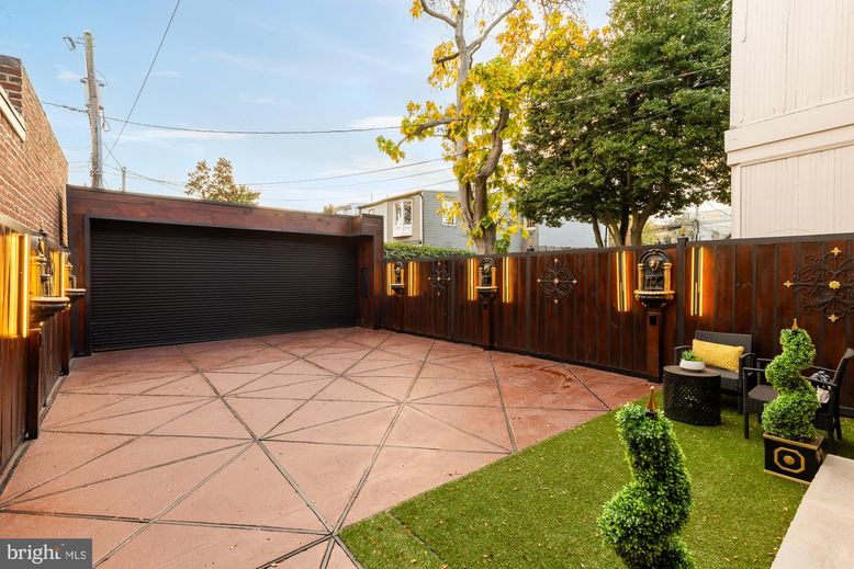 Detached Garage, Exterior