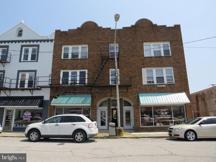 Exterior, Facade, Brick Facade, Rowhouse