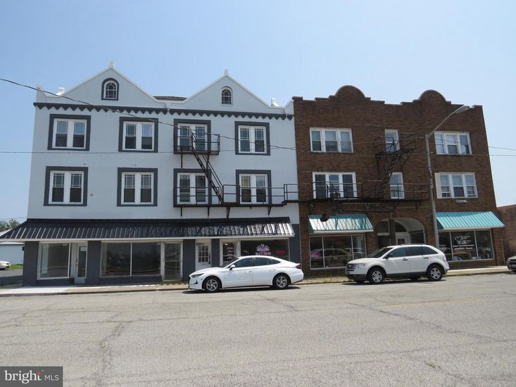 Exterior, Facade, Rowhouse