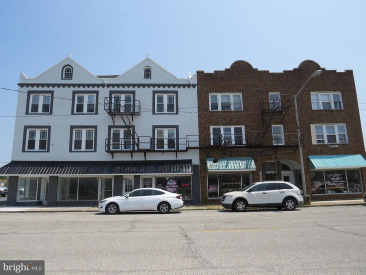 Exterior, Facade, Brick Facade, Rowhouse