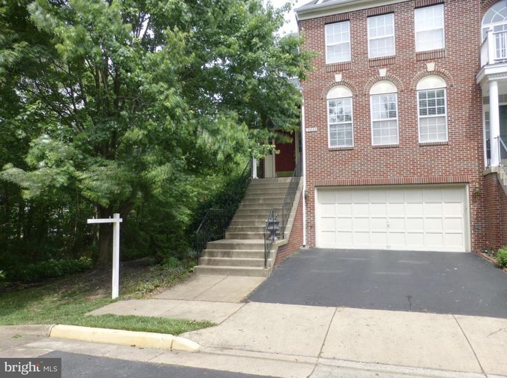 Attached, Exterior, Facade, Brick Facade, Georgian