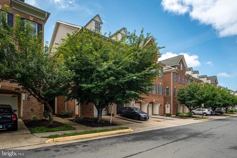 Exterior, Facade, Brick Facade, Rowhouse
