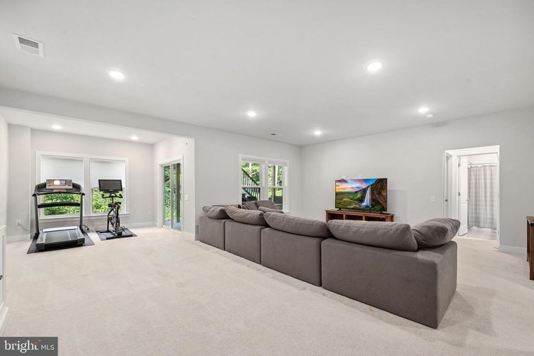 Fitness Equipment, Interior, Living room, Recessed Lighting