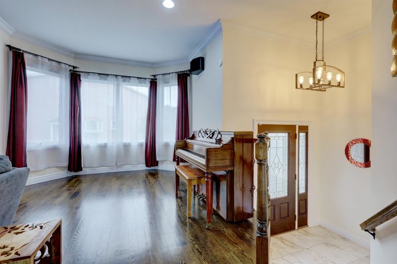 Interior, Pendant Lights, Piano, Recessed Lighting, Wood Texture Flooring