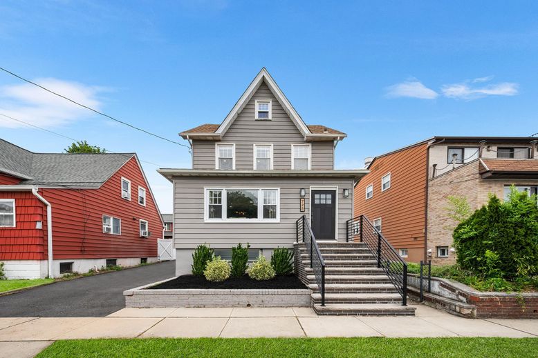 Exterior, Facade, Queen Anne Victorian