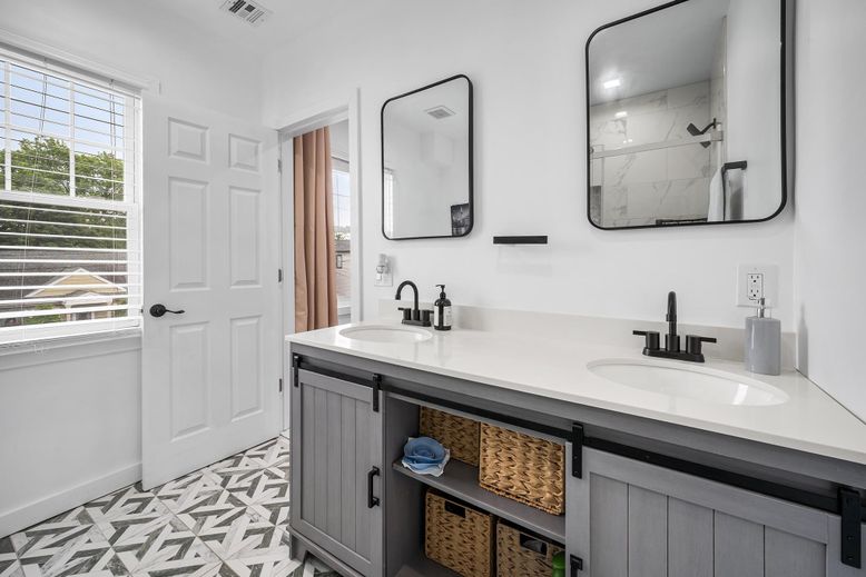 Bathroom, Dual Sink Vanities, Interior, Recessed Lighting