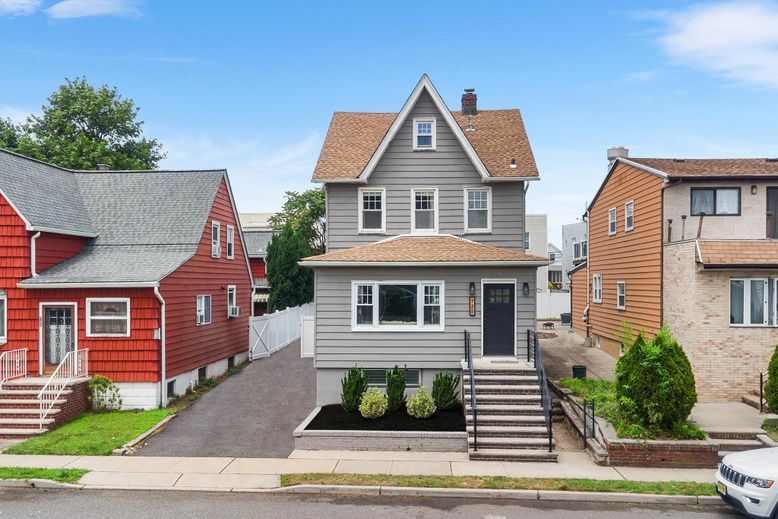 Exterior, Facade, Queen Anne Victorian
