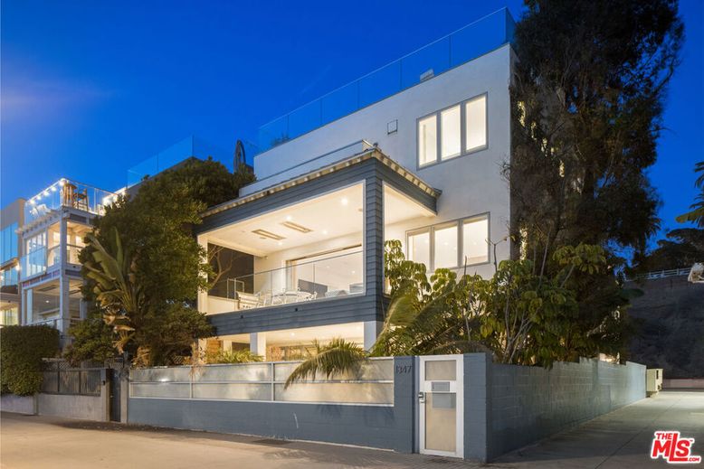 Exterior, Facade, Modern
