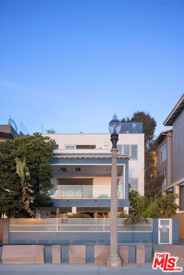 Exterior, Facade, Modern