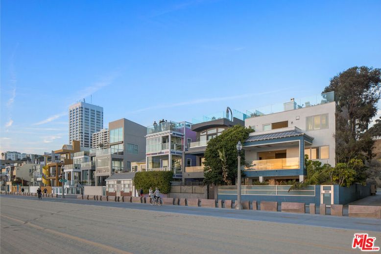 Exterior, Facade, Modern