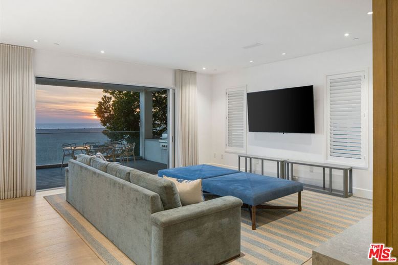 Interior, Living room, Recessed Lighting, Water, Wood Texture Flooring