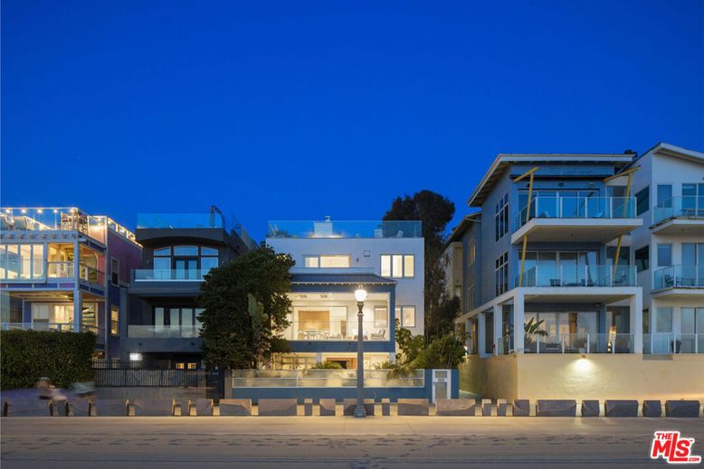 Exterior, Facade, Modern
