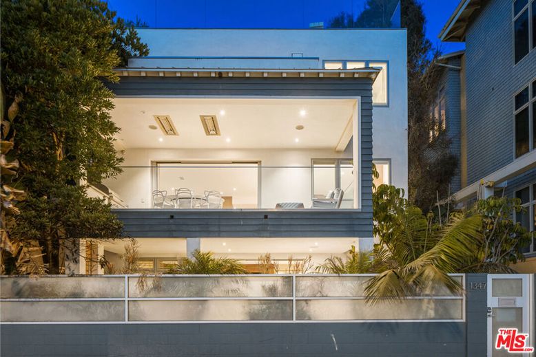 Exterior, Facade, Modern