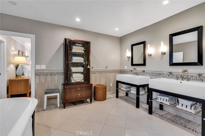 Bathroom, Dual Sink Vanities, Interior, Recessed Lighting