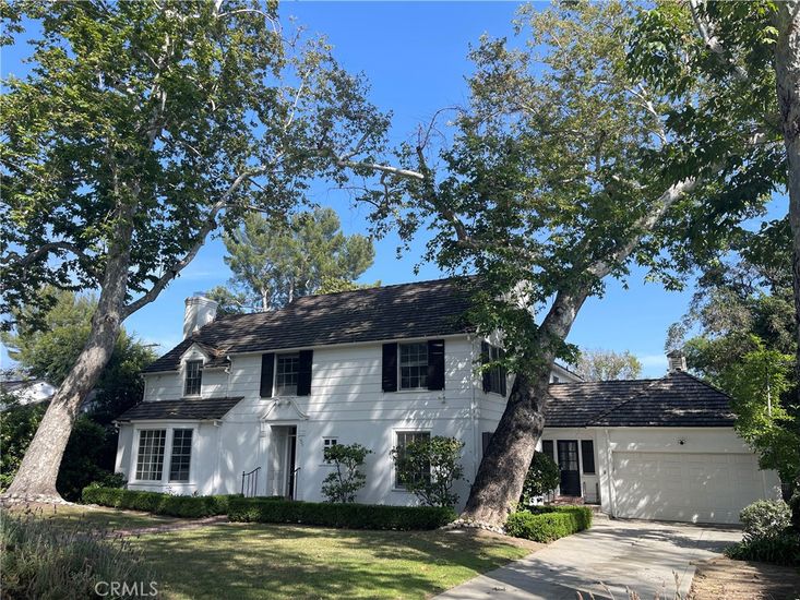 Attached, Exterior, Facade, Cape Cod