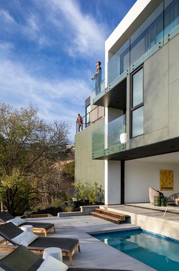 Exterior, Facade, Pool, Modern