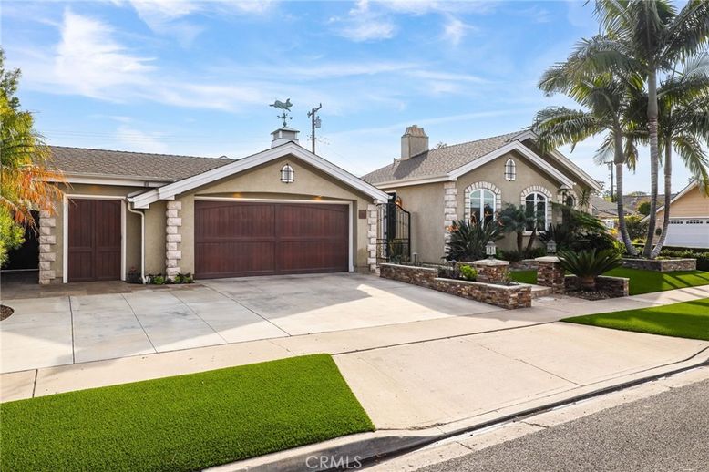 Attached, Exterior, Facade, Ranch