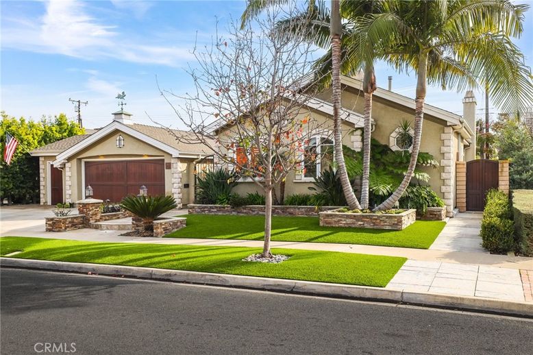Attached, Exterior, Facade, Ranch