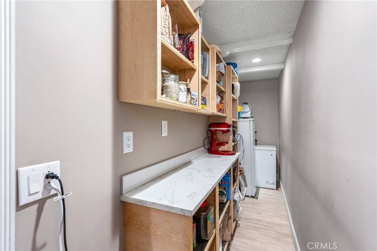 Interior, Recessed Lighting, Washer, Wood Texture Flooring