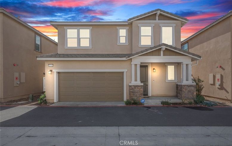 Attached, Exterior, Facade, American Craftsman