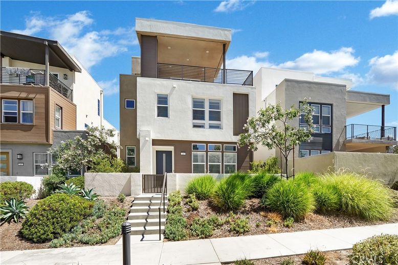 Exterior, Facade, Modern