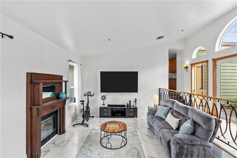 Fireplace, Fitness Equipment, Interior, Living room, Marble