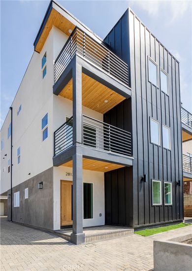 Exterior, Facade, Modern
