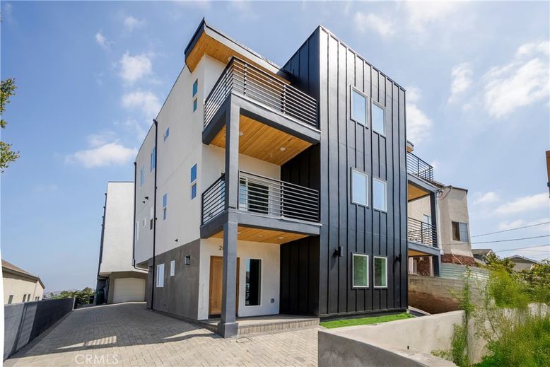 Exterior, Facade, Modern