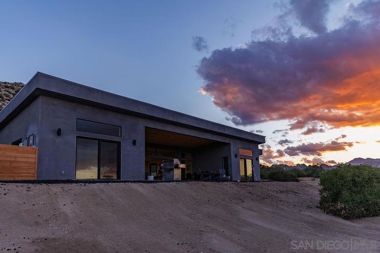 Backyard, Exterior, Facade, Modern