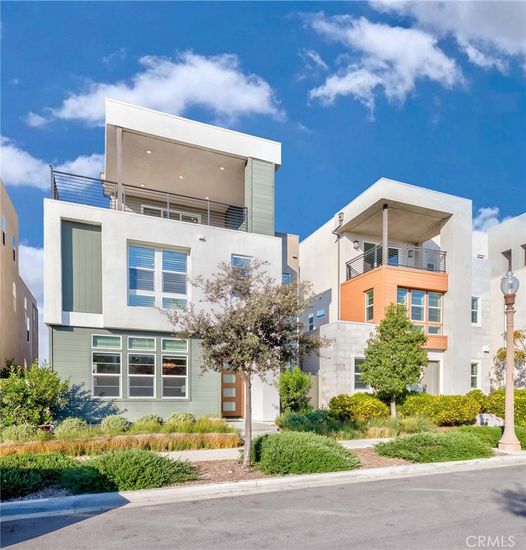 Exterior, Facade, Modern