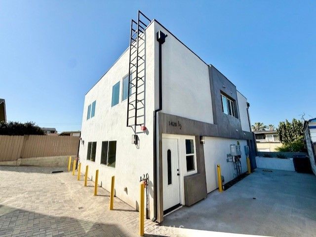 Exterior, Facade, Modern