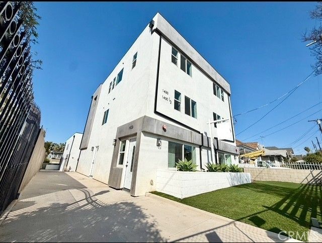 Exterior, Facade, Rowhouse
