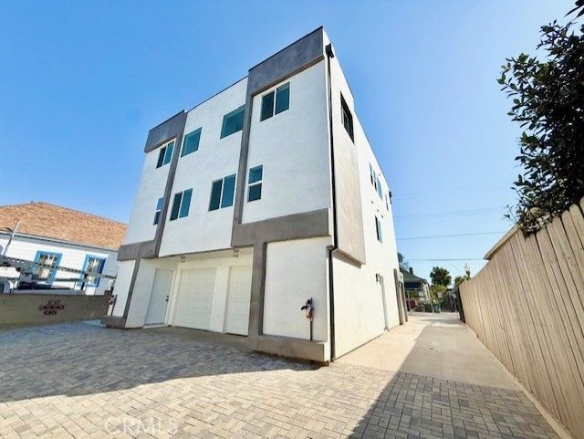 Attached, Exterior, Facade, Modern