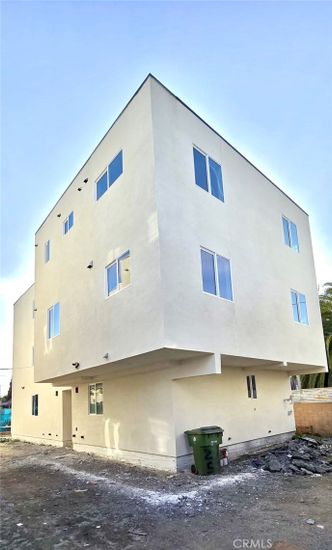 Exterior, Facade, Modern