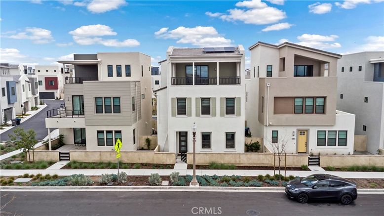 Exterior, Facade, Modern