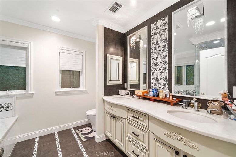 Bathroom, Dual Sink Vanities, Interior, Recessed Lighting