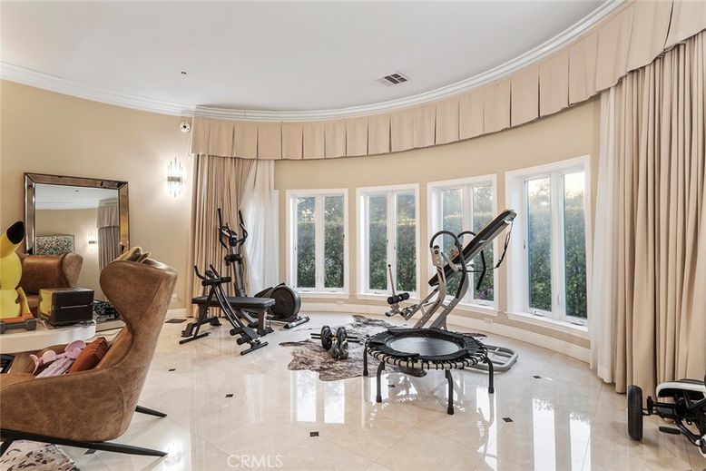 Fitness Equipment, Interior, Living room, Recessed Lighting
