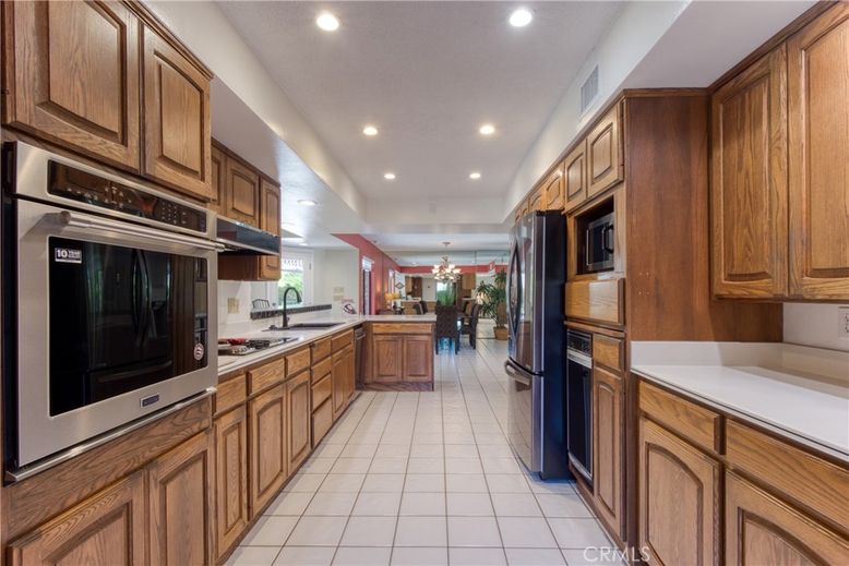 Chandelier, Dining room, Interior, Kitchen, Recessed Lighting, Stainless Steel Appliances