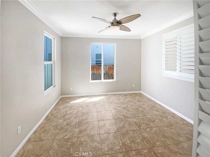 Empty room, Interior