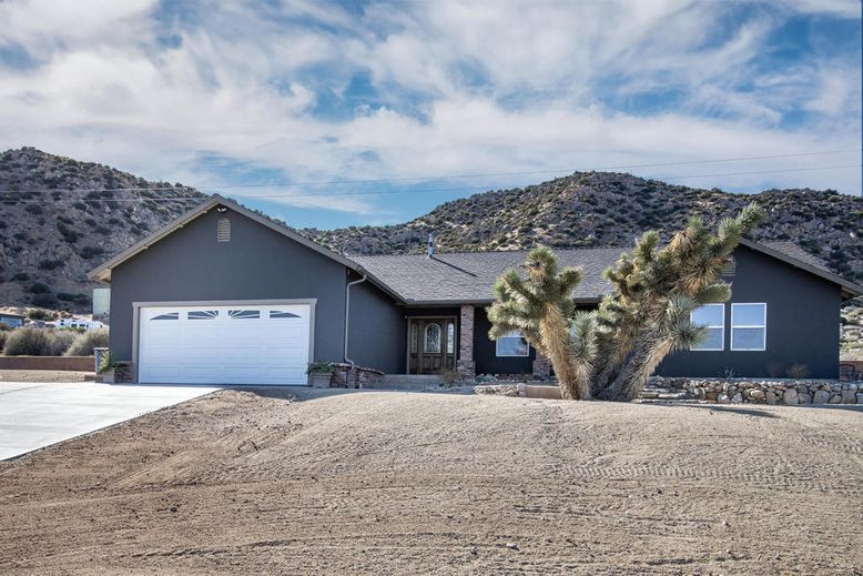 Attached, Exterior, Facade, Ranch