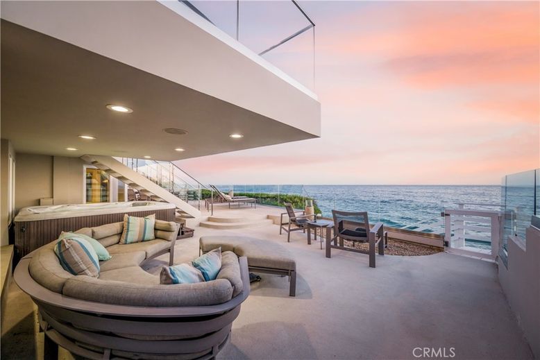 Exterior, Hot Tub, Living room, Recessed Lighting, Water