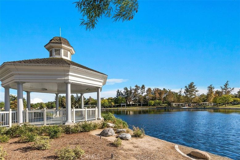 Exterior, Lake