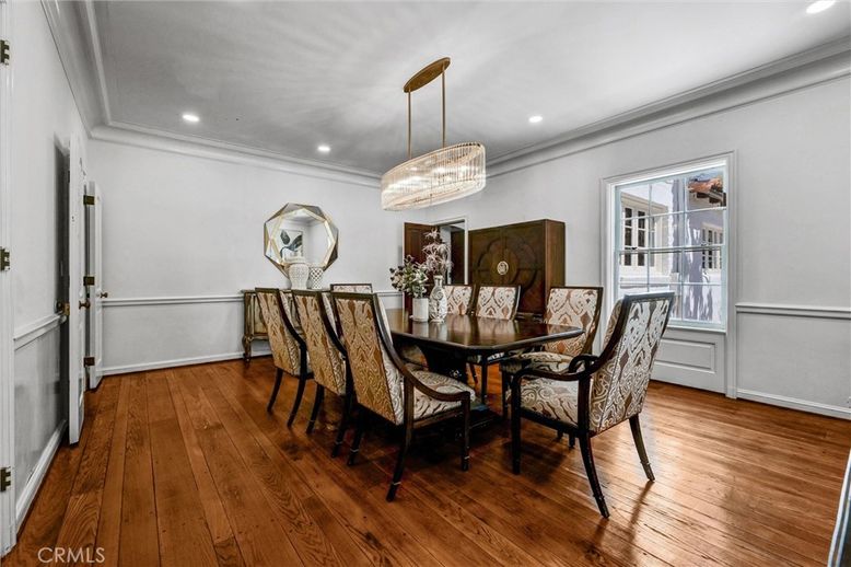 Chandelier, Dining room, Interior, Recessed Lighting, Wood Texture Flooring