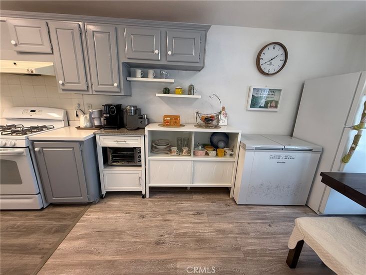 Interior, Kitchen, Washer, Wood Texture Flooring