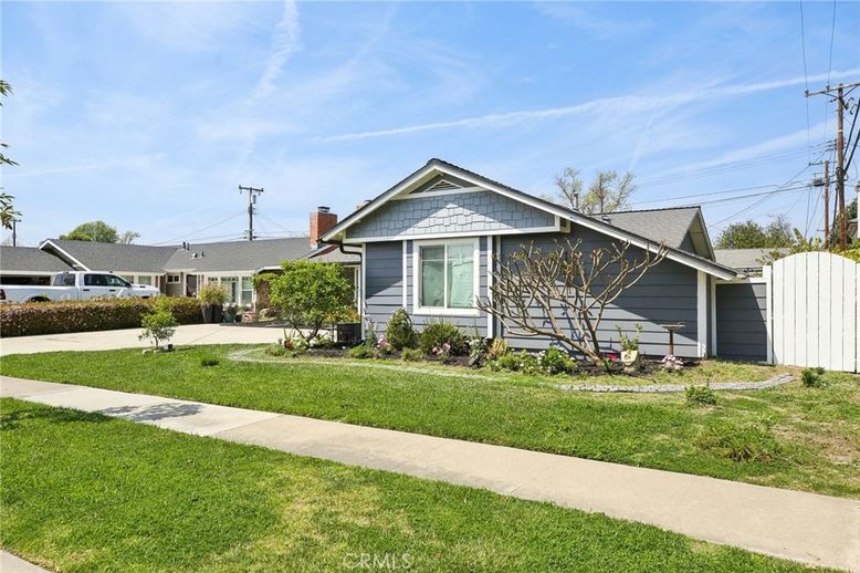 Exterior, Facade, Ranch