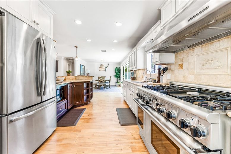 Dining room, Interior, Kitchen, Pendant Lights, Recessed Lighting, Stainless Steel Appliances, Wood Texture Flooring