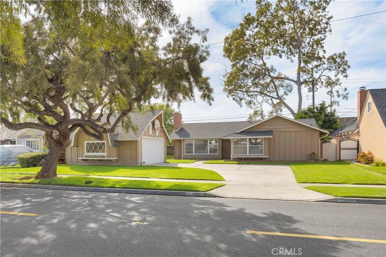 Attached, Exterior, Facade, Ranch