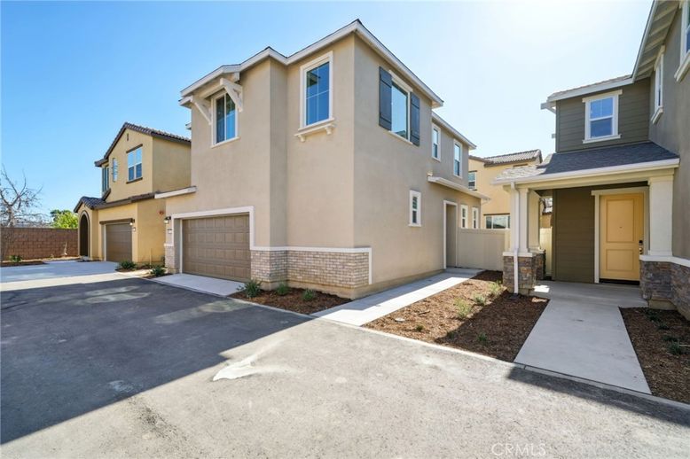 Attached, Exterior, Facade, Mediterranean